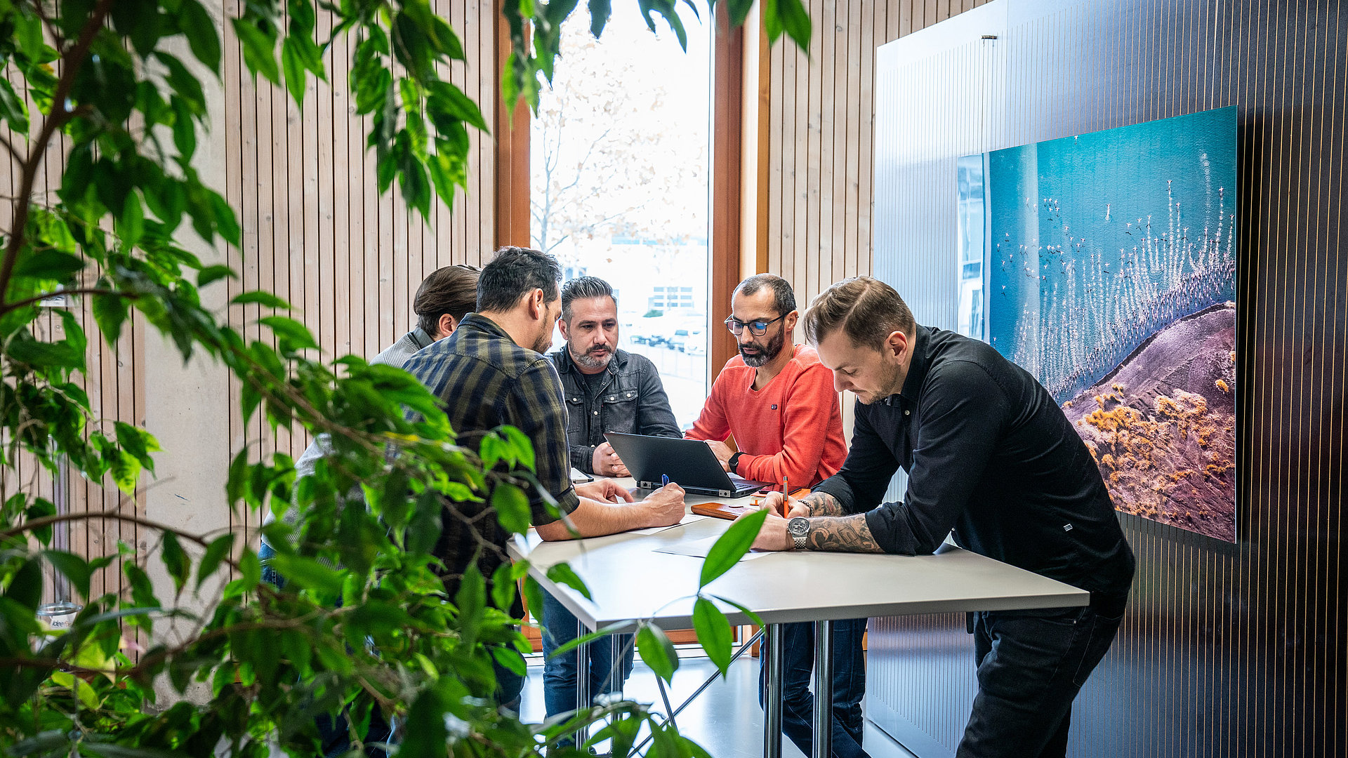 Csapatmegbeszélés a Faller Packagingnél – szakértők innovatív szolgáltatásokat és fenntartható csomagolási megoldásokat fejlesztenek a gyógyszeripar számára.