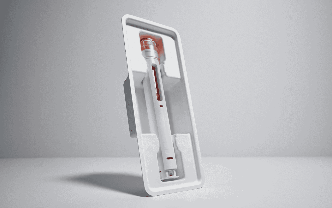 Geformtes Fasertray von Faller Packaging mit sicherer Halterung für pharmazeutische Produkte wie Pens oder Spritzen.