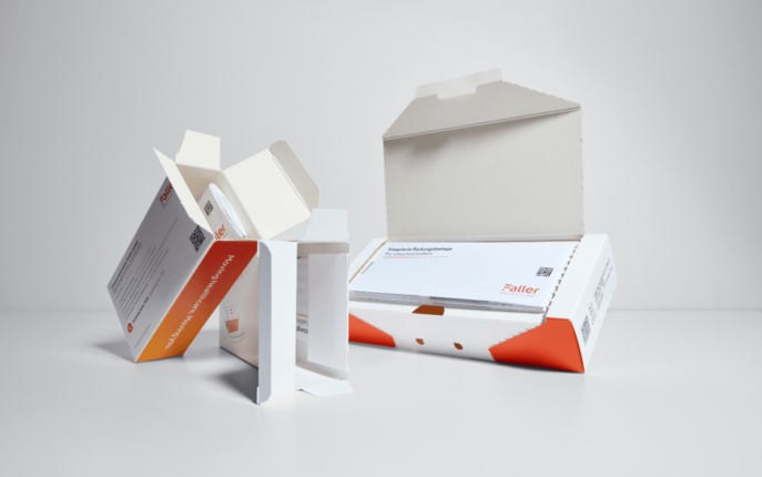 Trois produits combinés de Faller en différentes versions, composés de cartons pliants et de notices d’emballage, présentés sur un fond neutre.