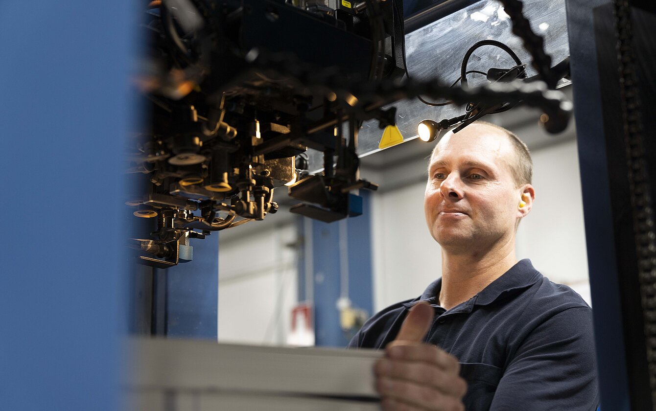 Packmitteltechnologe an Druckmaschine