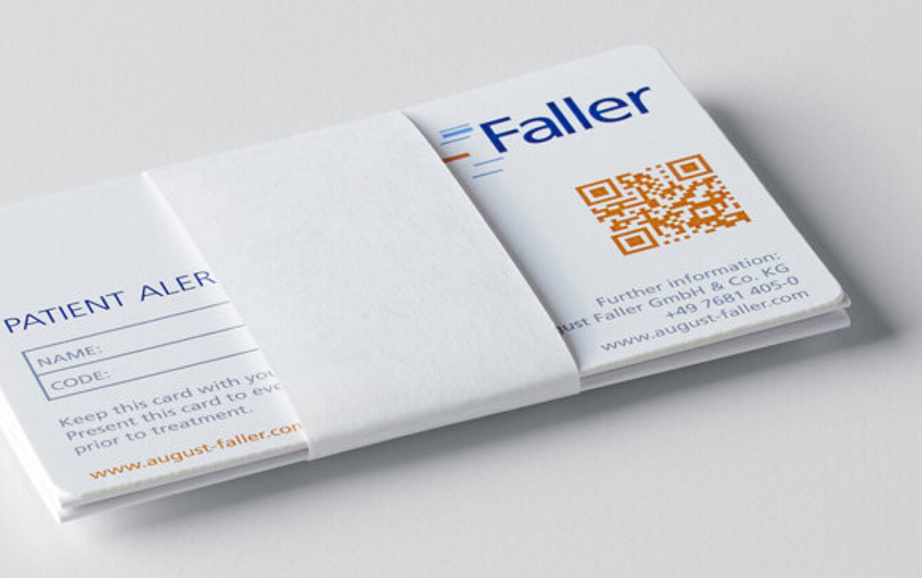 Patient alert card in protective sleeve – Faller Packaging provides secure pharmaceutical documentation.