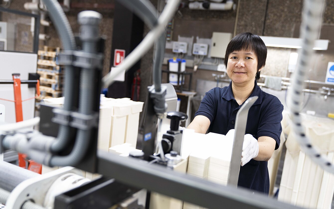 Inserting the blanks at the gluing machine