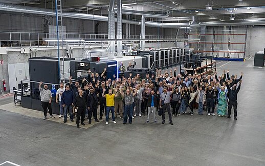 Faller Packaging employees stand in front of the new production building in Horsens, Denmark, celebrating the official opening of the site. The modern facility marks an important milestone in the company’s international expansion and strengthens Faller Packaging’s presence in Northern Europe.