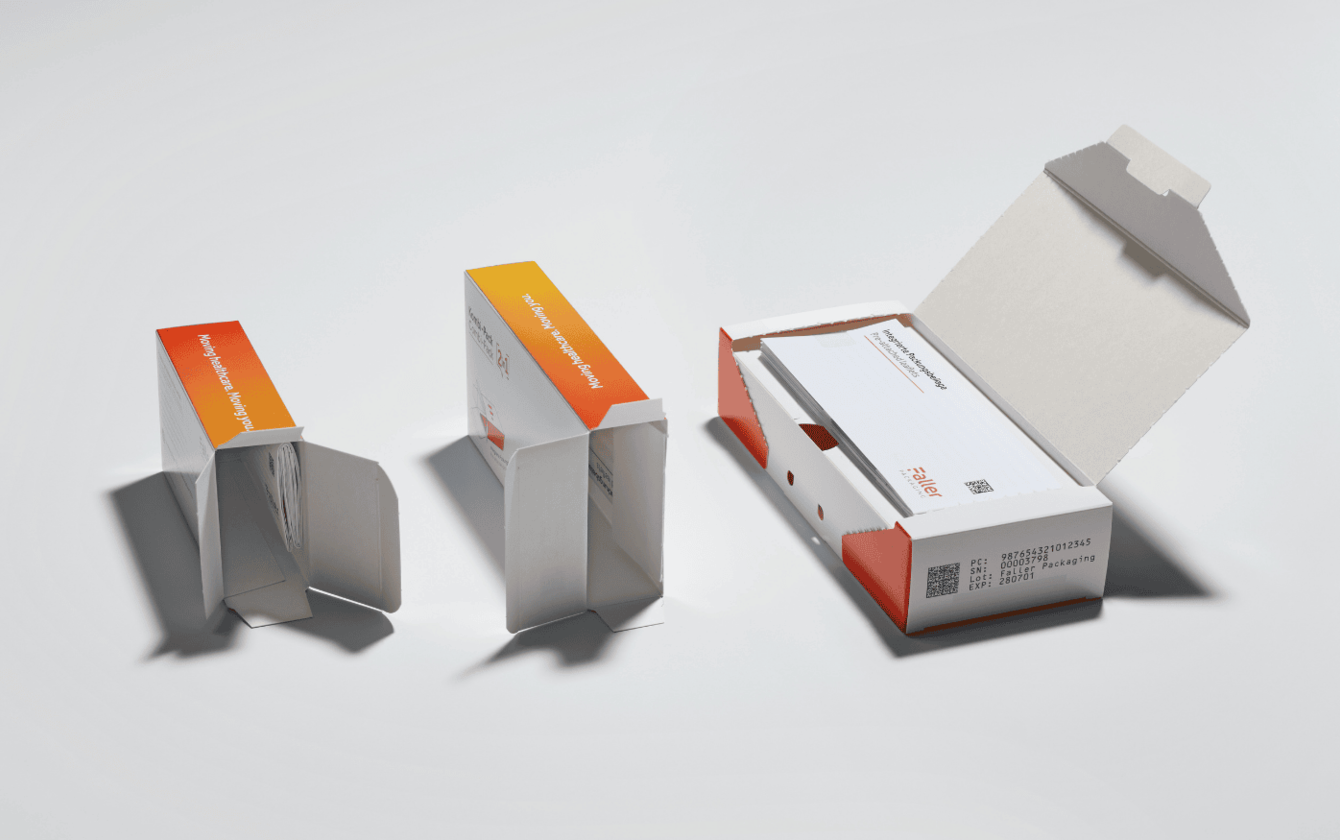 Mehrere Faltschachteln mit integrierter Packungsbeilage als vorkonfektionierte Kombi-Pack-Lösung für pharmazeutische Sekundärverpackungen.