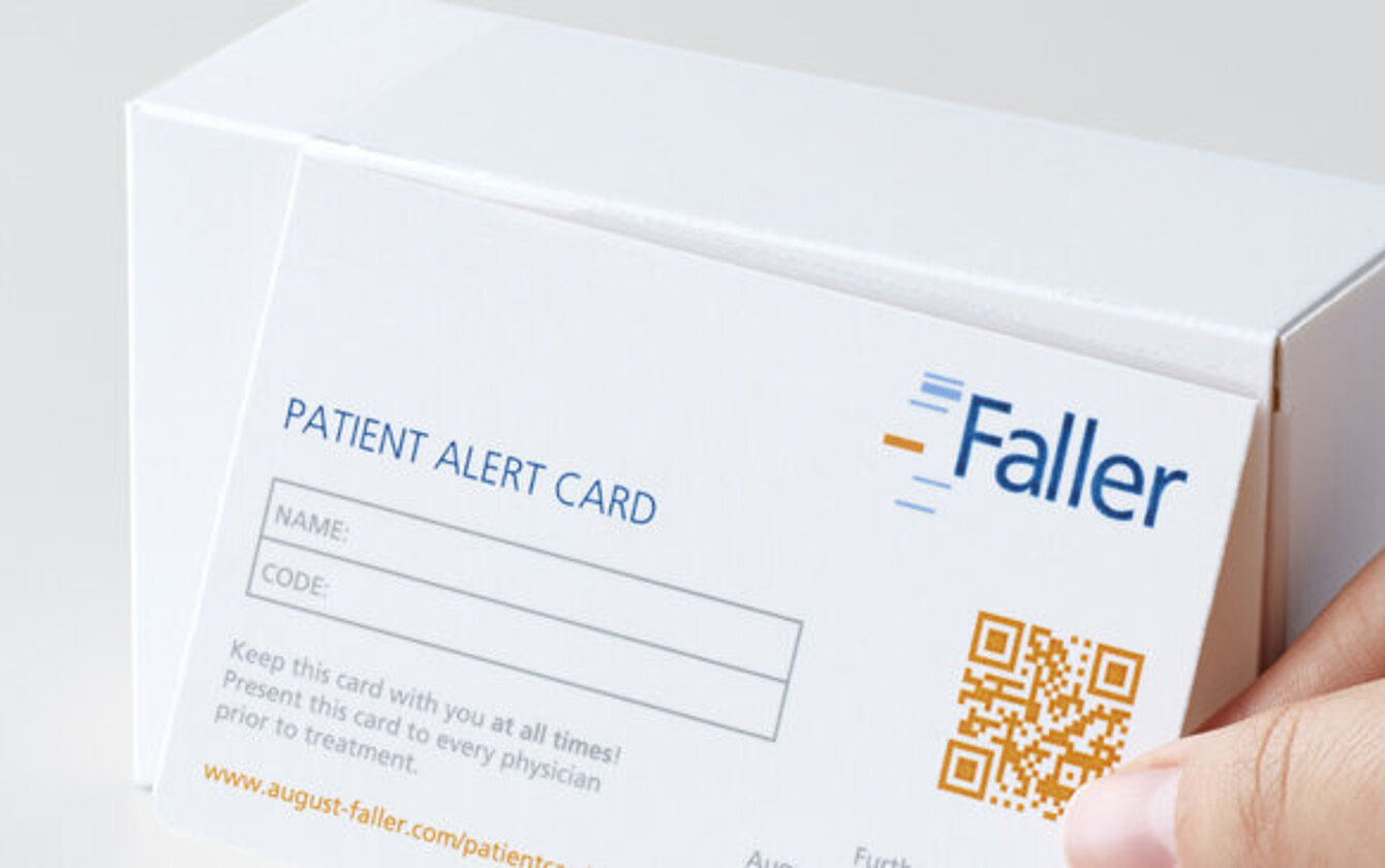 Patient alert card being detached from folding carton – practical solution by Faller Packaging