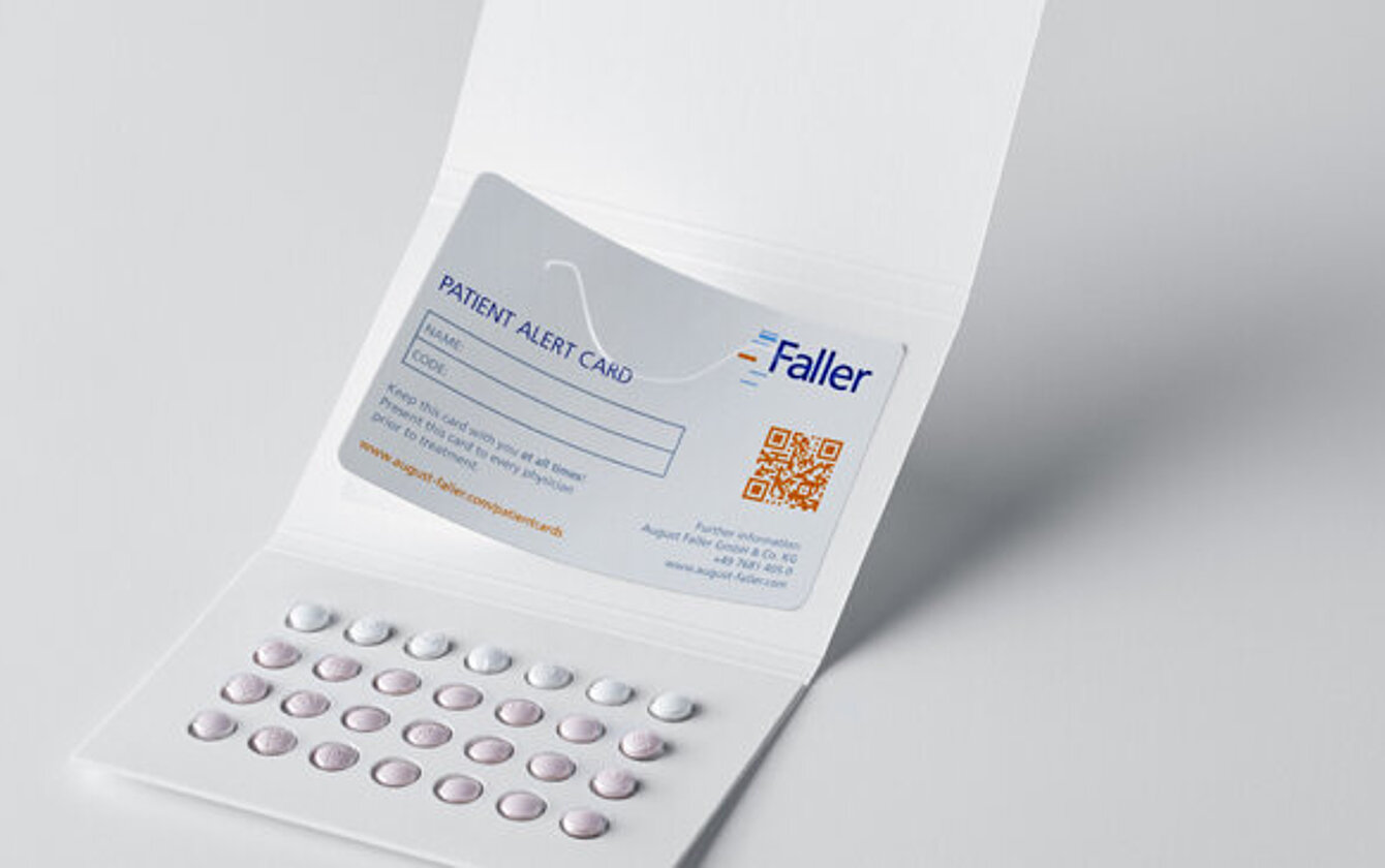Patient alert card integrated into blister packaging – Faller Packaging ensures safety and documentation.