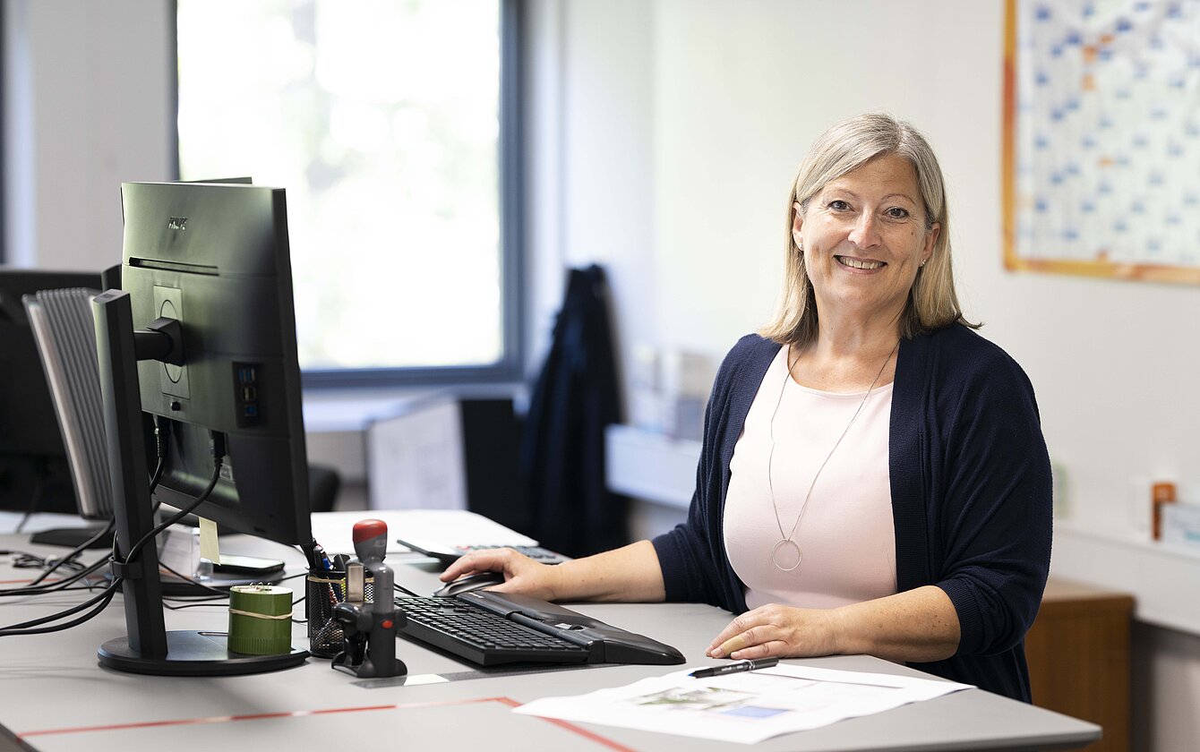 Freundliche Mitarbeiterin im Auftragsservice