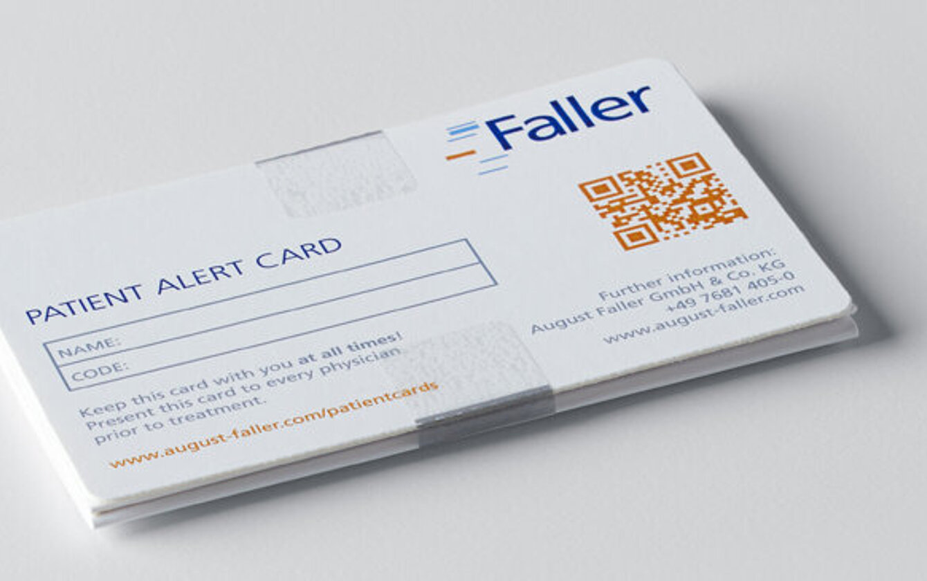 Patient alert card sealed with adhesive strip – practical documentation solution from Faller Packaging.