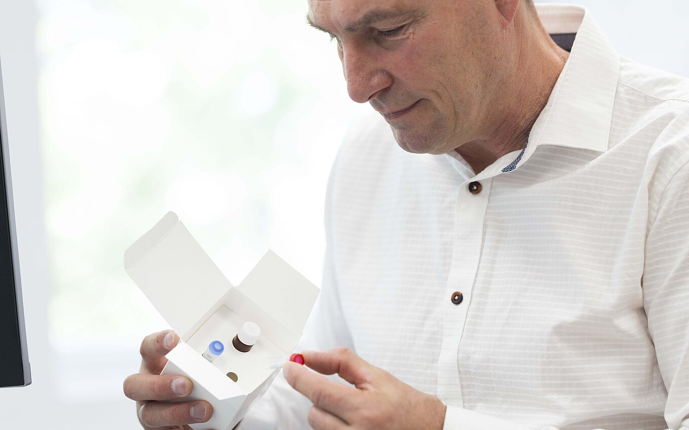 Udvikling af innovative kombinationsprodukter hos Faller Packaging: to eksperter vurderer en farmaceutisk foldekarton med integreret indlægsseddel.