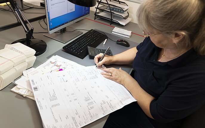 Medarbejderen kontrollerer kvaliteten af foldeskrinet