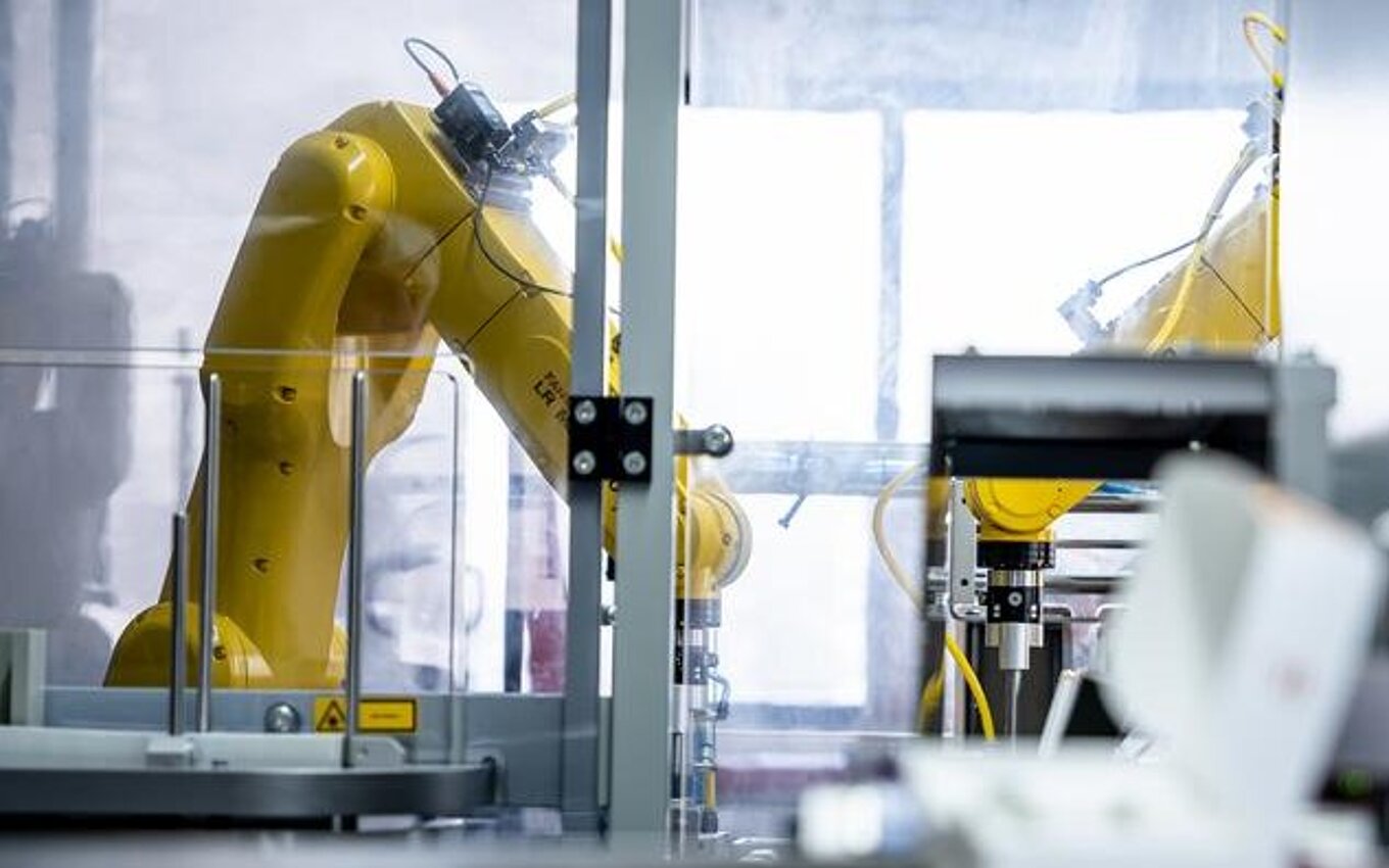 Industrieroboter in automatisierter Produktionslinie – präzise Fertigung und Qualitätskontrolle von Faserform-Trays für pharmazeutische Anwendungen