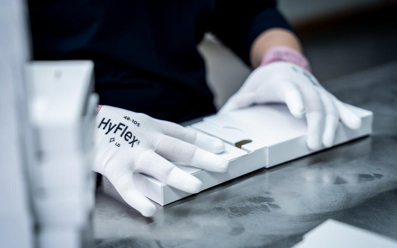 Manual work in Faller Packaging’s PrePackaging Service – staff fold pharmaceutical packaging with the utmost precision.