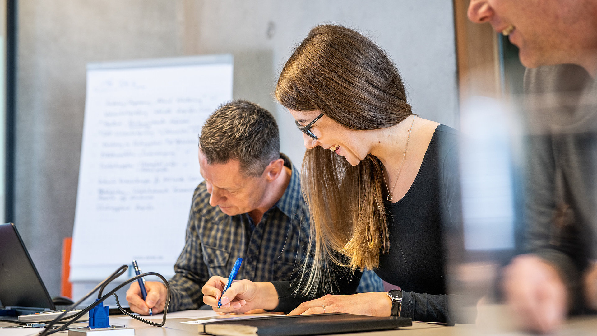 Faller Packaging employees in a workshop on pharmaceutical documentation and innovative packaging solutions.