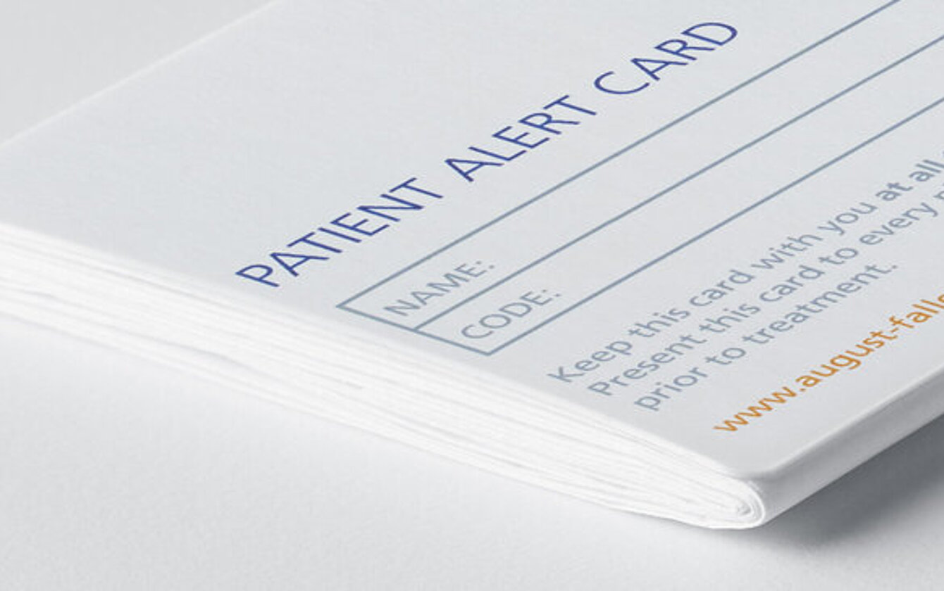 Stacked patient alert cards from Faller Packaging – compact solution for pharmaceutical documentation.
